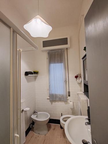 ein weißes Badezimmer mit Waschbecken und Toilette in der Unterkunft Paloma-fly in Forlì