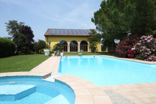 a swimming pool in a yard with a house at Agriturismo Corte Capiluppia in Curtatone