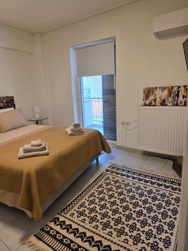 ein Schlafzimmer mit einem Bett und einem großen Fenster in der Unterkunft NeliFlat in Lefkandi Chalkida