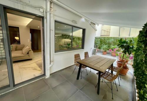 Luxury Apartment Steps from Historic Center Plaka