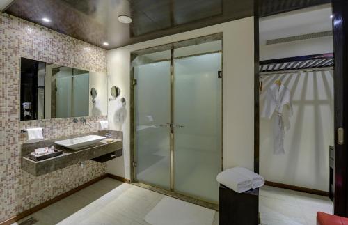 Koupelna v ubytování E Hotel
