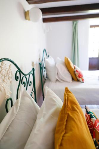 zwei Betten in einem Zimmer mit weißen Kissen in der Unterkunft Casa do General in Afife