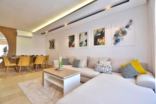 a living room with a couch and a table at Marrakech Golf Luxury in Marrakesh