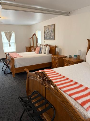 a bedroom with two beds and a chair in it at Deep Water Inn in Chelan