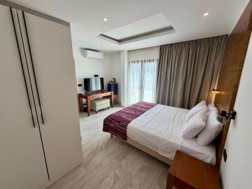 a bedroom with a bed and a desk at Eluize Inn Dubrovnik in Dubrovnik