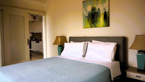 a bedroom with a large bed with white pillows at Στον Λεμονόκηπο in Nerántza