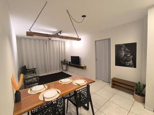 a dining room with a wooden table and chairs at Apartamento 11 - 2 Quartos com AC e cama de casal in Toledo