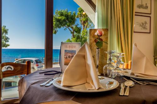 a table with a plate with napkins on it at Hotel El Balear in Alghero