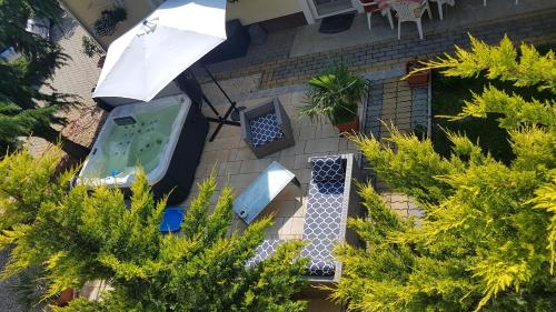 an overhead view of a house with a swimming pool at Beáta Apartman in Gyula