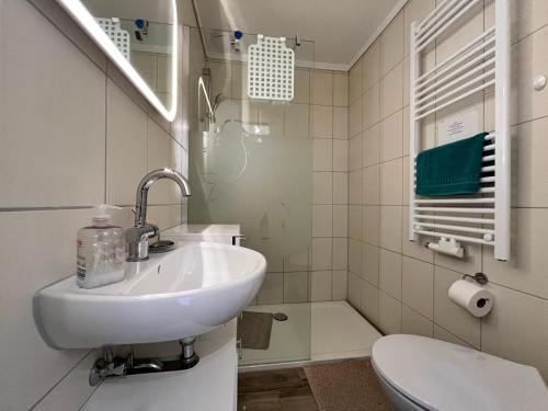 a bathroom with a sink and a toilet at Gemütlicher Bungalow in Pepelow nahe dem Meer in Pepelow