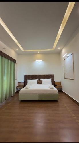 a bedroom with a large bed in a room at JAANI's Hotel in Bhattiawāla