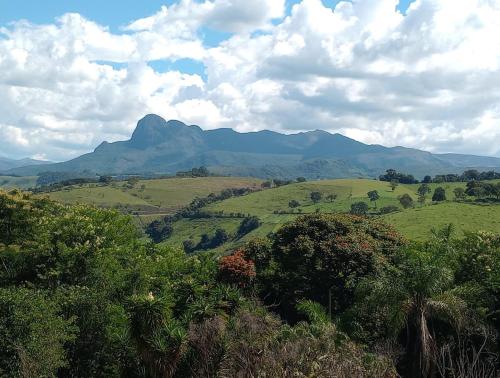 Blick auf einen Berg von einem Feld mit Bäumen in der Unterkunft Camping 4m in Aiuruoca