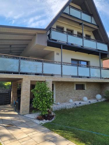 ein Gebäude mit einem Balkon auf dem Dach in der Unterkunft Chata Domaša David in Bžany