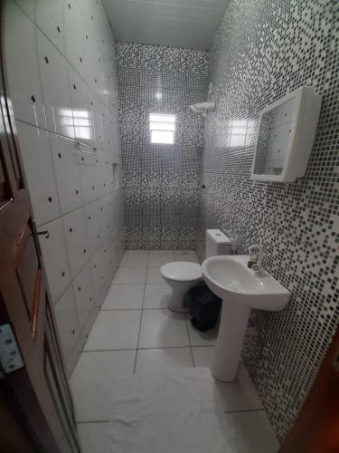 a bathroom with a toilet and a sink at Torre do Sol Park Hotel in Chapadinha