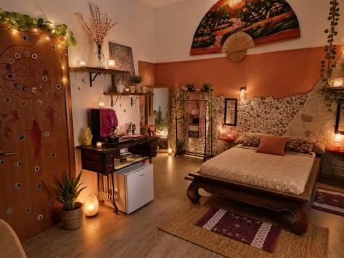 a bedroom with a bed and a table in a room at B&B L'Altro Anfiteatro in Santa Maria Capua Vetere