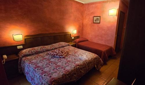 Llit o llits en una habitació de Hotel Natros