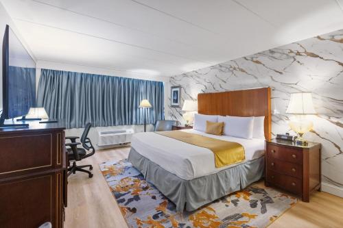 a hotel room with a bed and a desk at Metro Points Hotel Washington North in New Carrollton