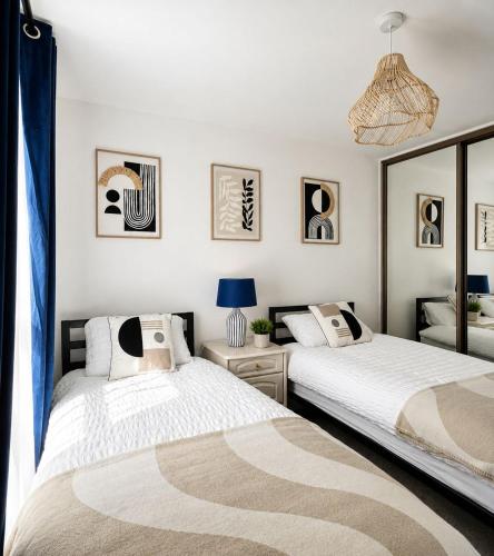 two beds sitting next to each other in a bedroom at GALLOWGATE - CITY CENTRE - Free PRIVATE PARKING in Aberdeen
