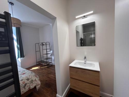 a bathroom with a sink and a mirror at Le Clos des Marronniers in Léglise