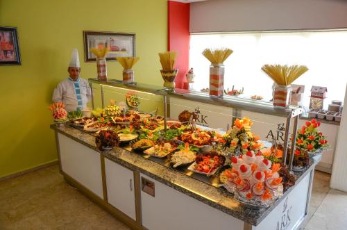 un buffet proposant de nombreux types de plats différents dans l'établissement Ark Apart and Suite Hotel, à Alanya
