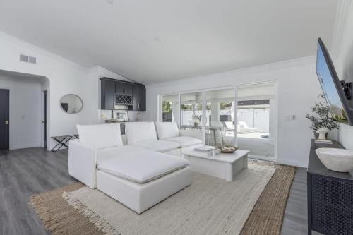 a white living room with white couches and a table at Old Town Fashion(ed)-Pool-Putting Green-BBQ Grill in Scottsdale