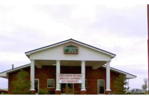 a building with a sign on top of it at Deerfield Inn & Suites Steele Near Blytheville I-55 in Steele