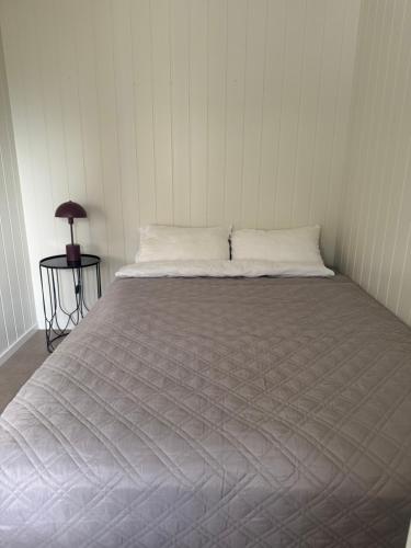a large bed in a corner of a room at Leilighet midt i sentrum in Kirkenes
