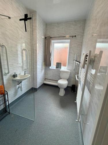 a bathroom with a toilet and a sink at Accessible Town Centre 1 bed Flat Kettering Wi-FI in Kettering