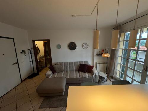 a living room with a couch and a table at Casa di Minù in Empoli