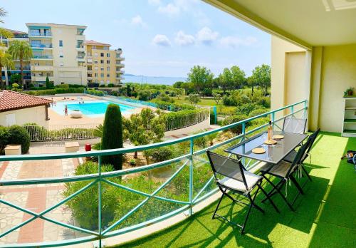 2Bed Seaview swimming pool beach on footparking