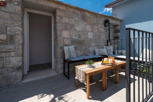 Traditional stone house Balatura with terrace, near the beach