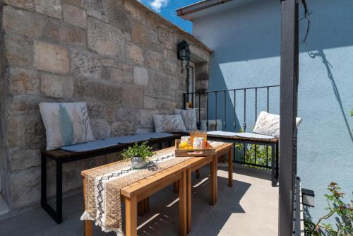 Traditional stone house Balatura with terrace, near the beach