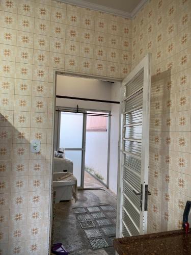 a room with a door open to a room with a window at Casa completa com vaga de garagem 2 quartos in Campinas