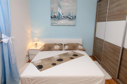 Dormitorio pequeño con cama y armario en Apartment Marina, en Trogir