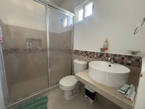 ein Badezimmer mit Dusche, Toilette und Waschbecken in der Unterkunft Casa Manu in Mérida