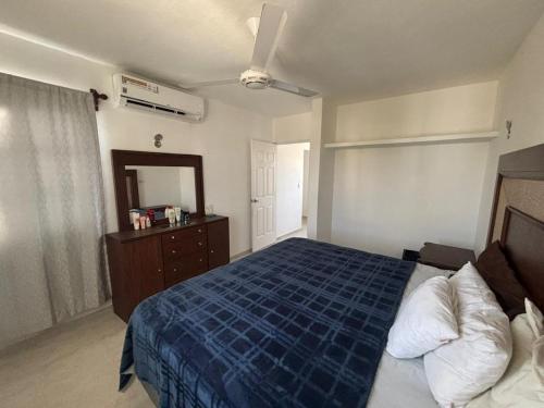 ein Schlafzimmer mit einem Bett, einer Kommode und einem Spiegel in der Unterkunft Casa Manu in Mérida