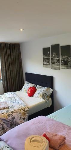 two beds in a hotel room with two beds at Tomorrowlandhome Boom in Boom
