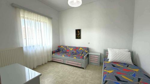 a bedroom with a twin bed and a window at Fokianos Gate in Peletá