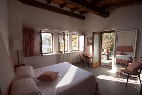 Postel nebo postele na pokoji v ubytování Agriturismo Castello di Vezio