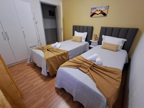 two beds in a hotel room with at Os Robalos in Moura