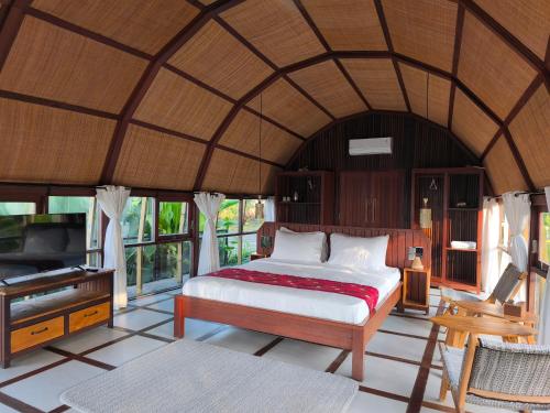 a bedroom with a bed and a piano in a room at Saung Komando Ciwidey in Winducina