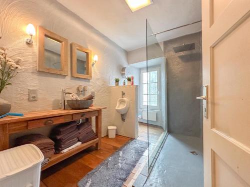 a bathroom with a sink and a toilet in a room at Zum Anker in Bernkastel-Kues