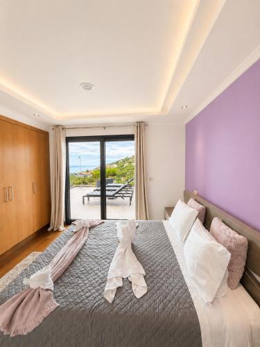 a bedroom with a large bed with towels on it at Villa Livramento in Ponta do Sol