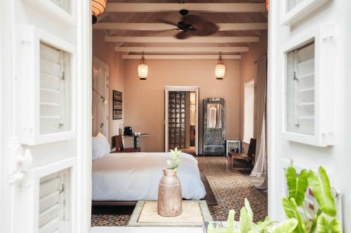 a bedroom with a bed and a ceiling fan at Villa Tokara in Willemstad