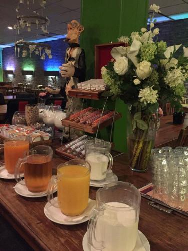 een tafel met verschillende soorten dranken erop bij Hotel Dupuis in Valkenburg