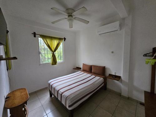 a bedroom with a bed and a window at Alojamiento La Vista in Barrio Nuevo