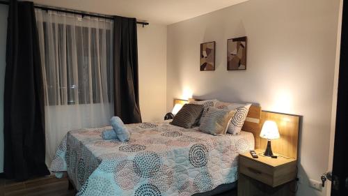 a bedroom with a bed and a window at Apartamento 2 dormitorios 1 baño parqueo in Boca Monte