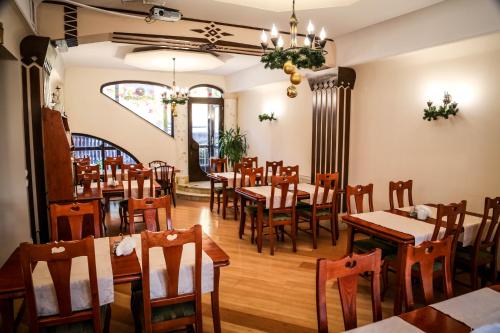 een eetkamer met houten tafels en stoelen bij Galicówka in Poronin