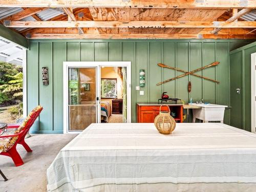 a bedroom with a large white bed in a room at Charming Tiny Cottage 5 min from National Park in Volcano