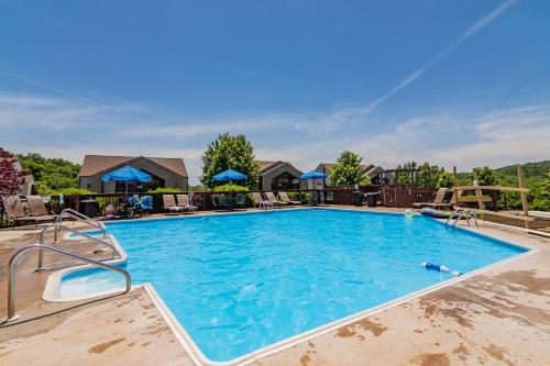 a large swimming pool at a resort at Cozy Lakeside Getaway - Outdoor Theater - Free Early Check-In- 4min to Silver Dollar City in Branson